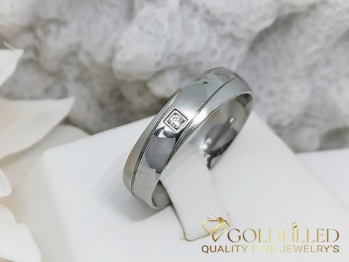 Ring aus Edelstahl mit Stein