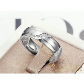 Ring aus Edelstahl mit Stein