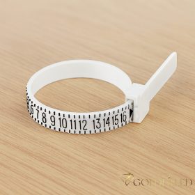   Ring size measuring tool (oder Ring sizer) Dies ist ein verstellbares Kunststoff-Ringmessgerät, mit dem man den Fingerumfang für den Kauf eines Rings genau messen kann.