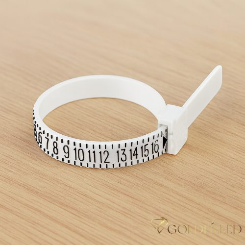 Ring size measuring tool (oder Ring sizer) Dies ist ein verstellbares Kunststoff-Ringmessgerät, mit dem man den Fingerumfang für den Kauf eines Rings genau messen kann.