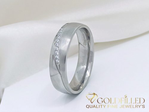 Ring aus Edelstahl mit Stein